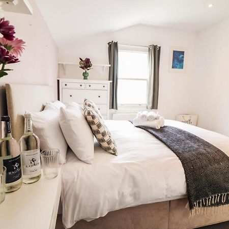 Modern & Spacious 1 Bedroom Clapham Junction Flat ロンドン エクステリア 写真