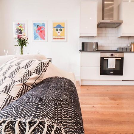 Modern & Spacious 1 Bedroom Clapham Junction Flat ロンドン エクステリア 写真