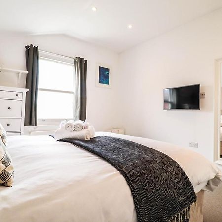 Modern & Spacious 1 Bedroom Clapham Junction Flat ロンドン エクステリア 写真