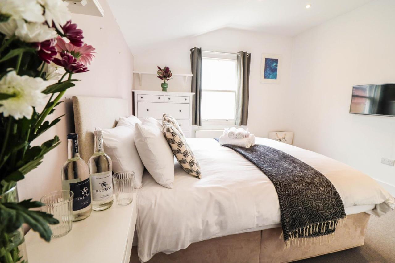 Modern & Spacious 1 Bedroom Clapham Junction Flat ロンドン エクステリア 写真