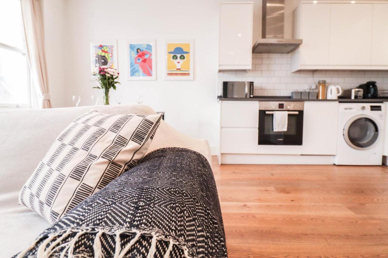 Modern & Spacious 1 Bedroom Clapham Junction Flat ロンドン エクステリア 写真