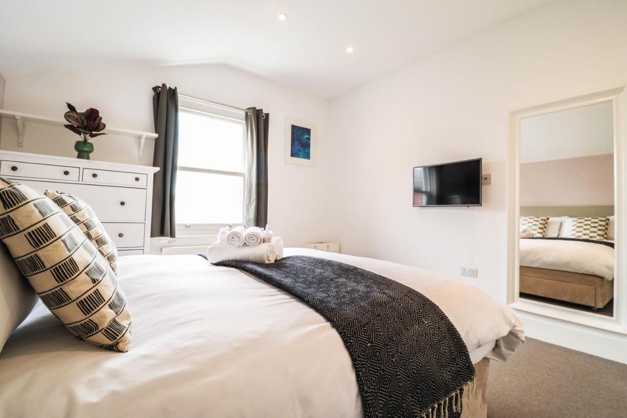 Modern & Spacious 1 Bedroom Clapham Junction Flat ロンドン エクステリア 写真