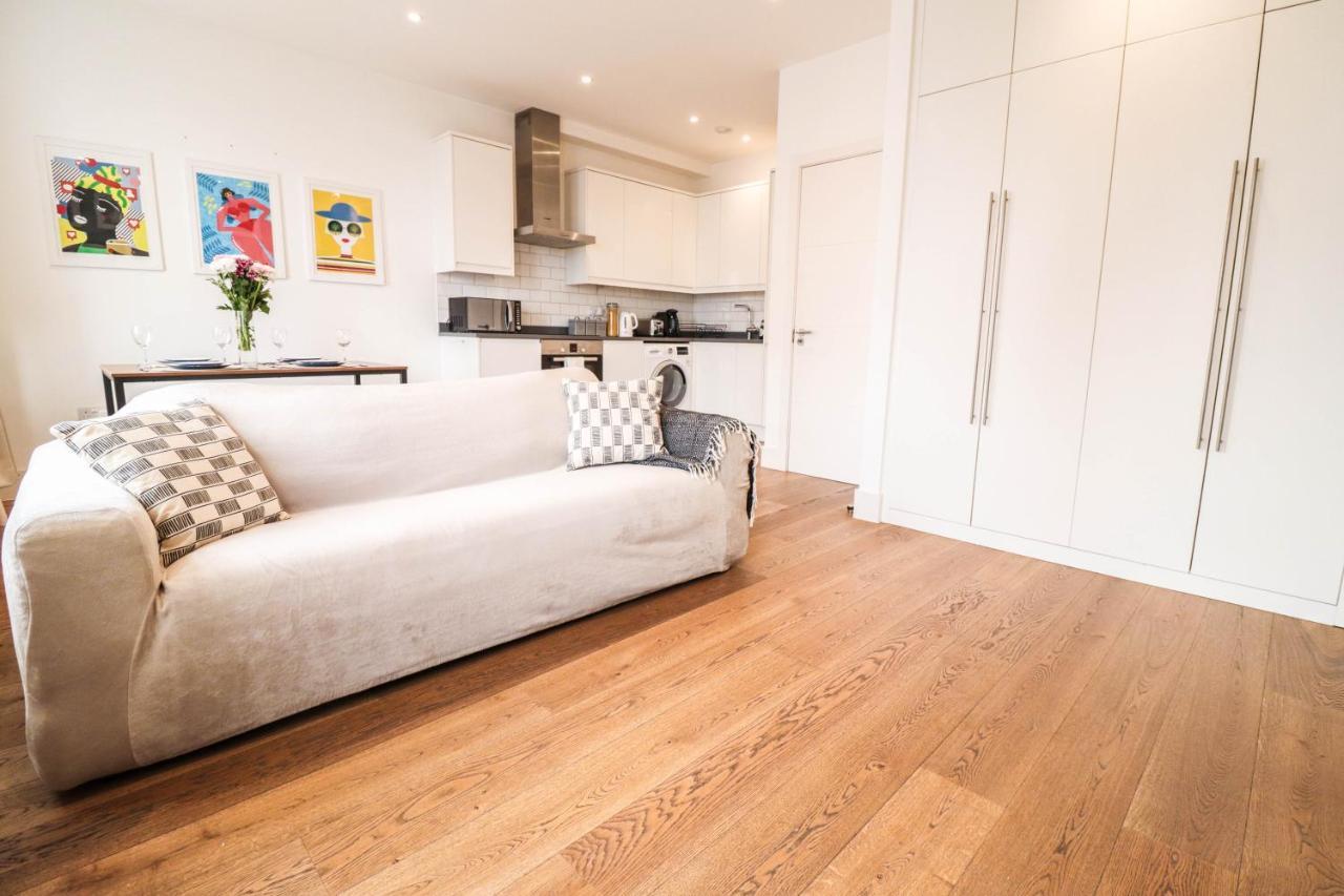 Modern & Spacious 1 Bedroom Clapham Junction Flat ロンドン エクステリア 写真