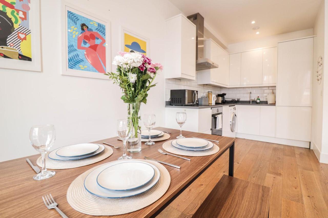 Modern & Spacious 1 Bedroom Clapham Junction Flat ロンドン エクステリア 写真