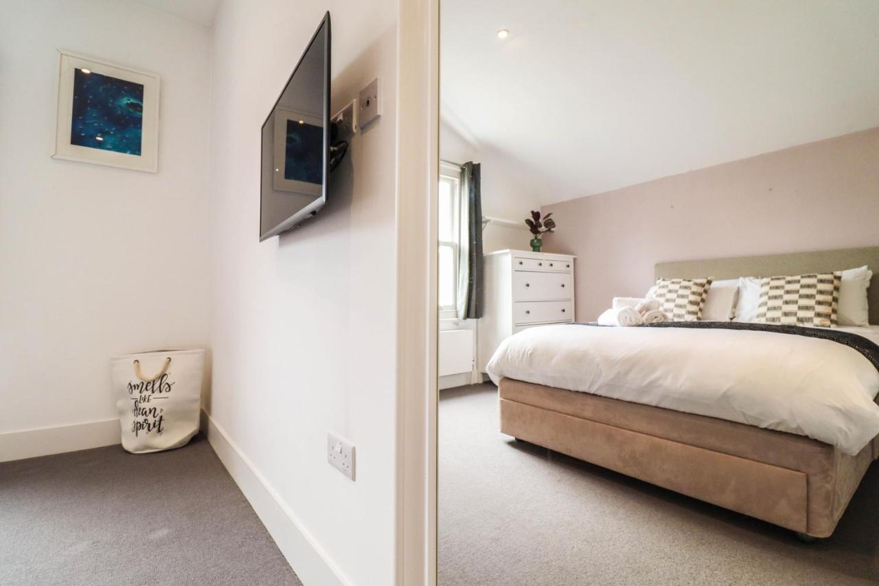 Modern & Spacious 1 Bedroom Clapham Junction Flat ロンドン エクステリア 写真